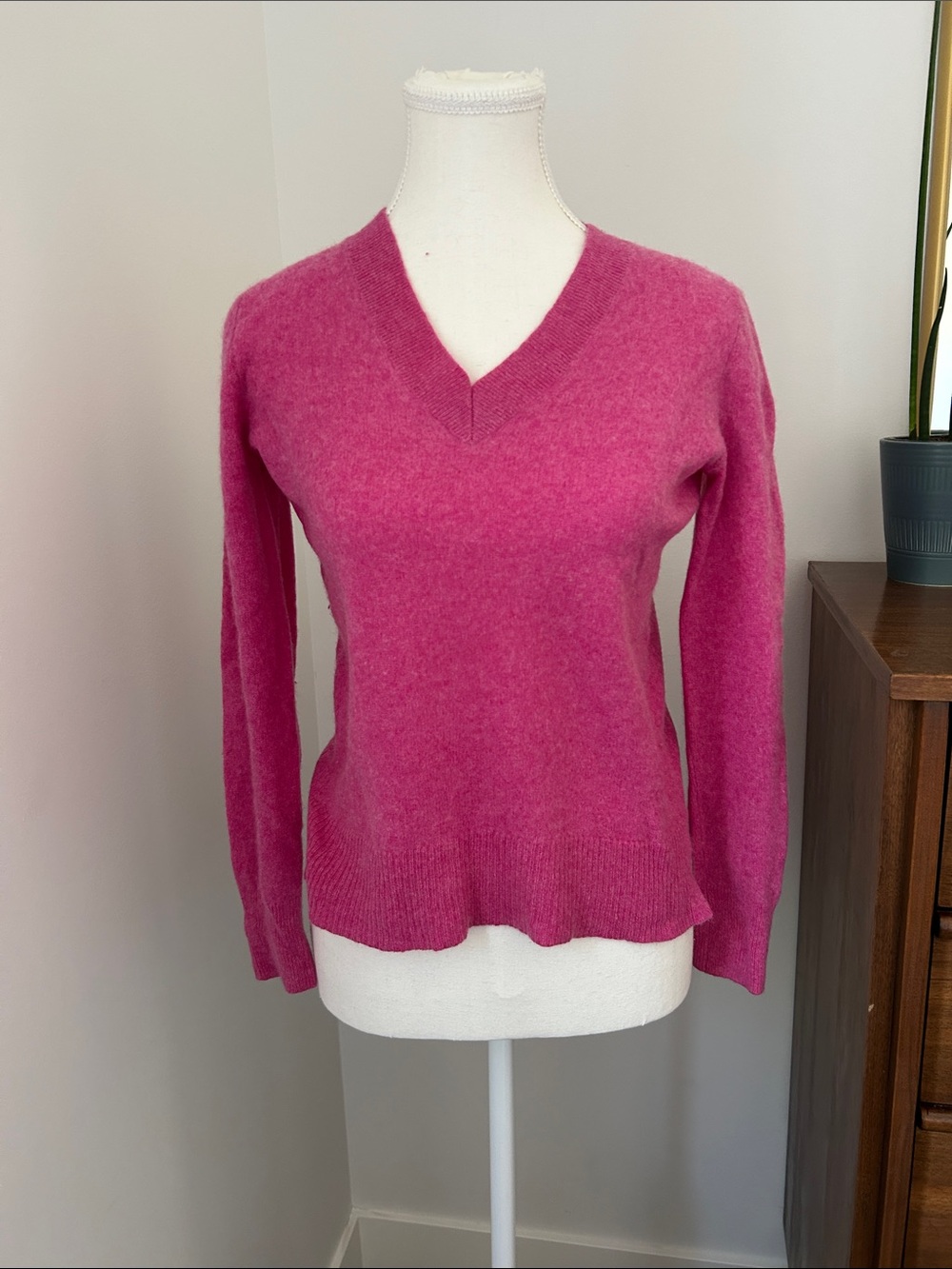 Saks Fifth Avenue Women's V-Neck Cashmere Sweater in Bright Fuchsia